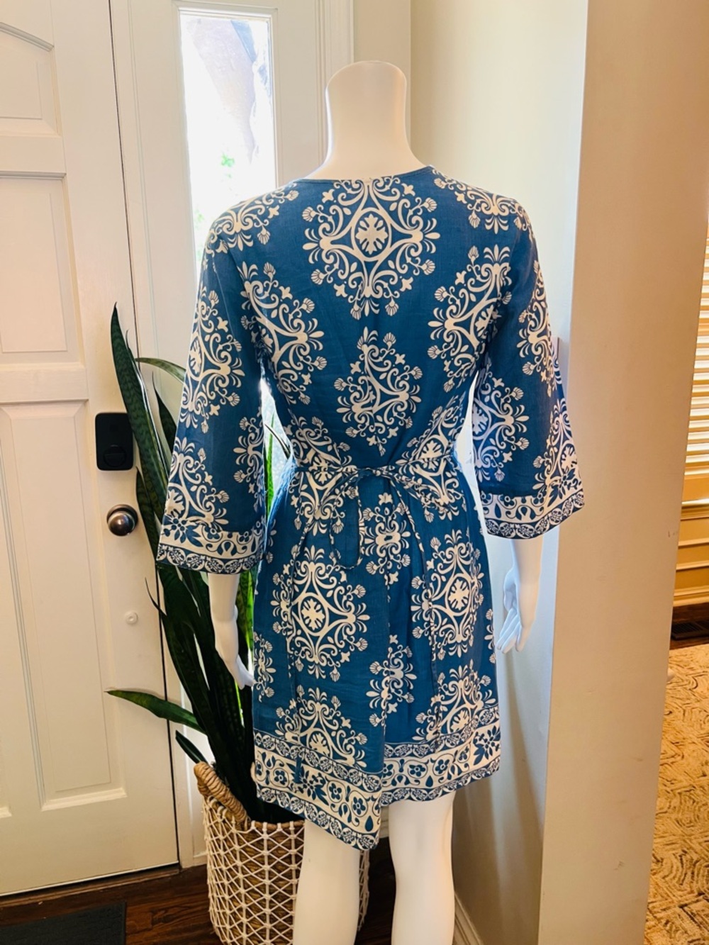 Ann Taylor Blue White Damask Shift Dress Size 2 Medallion Print V Neck - Picture 3 of 5